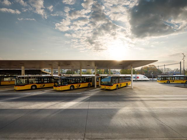Postautos am Bahnhof Laufen. Foto: PostAuto