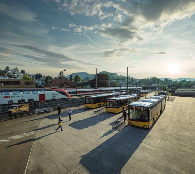 Postautos am Bahnhof Gelterkinden. Foto: PostAuto