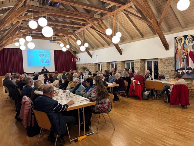 Blick in die gutbesuchte Versammlung. Foto: zVg