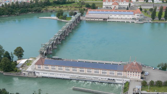Die Wärmezentrale entsteht in der Maschinenhalle des Wasserkraftwerks Augst (vorne). Foto: zVg