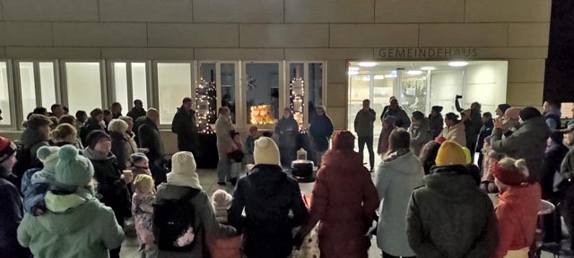 Viel Publikum zur Eröffnung des Fricker Adventswegs. Foto: zVg