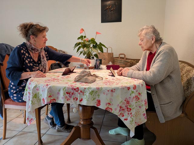 «Es ist immer ein Geben und Nehmen, eine Bereicherung für beide Seiten», sagt Brigitte Merkofer (links), die im Auftrag des Besuchsdienstes Regio-Laufenburg ältere Menschen wie Astrid Schnetzler (rechts) in Kaisten besucht. Foto: Thomas Merkofer