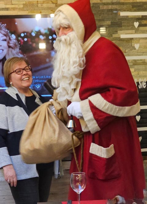 Doris Haug begrüsst den Chlaus. Foto: zVg