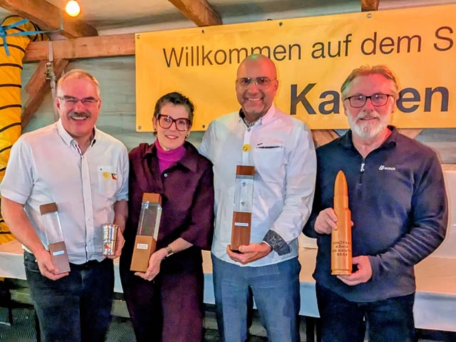 Adrian Mahrer, Yvonne Csitei, Alexander Buttazzo und John Warpelin mit ihren Trophäen. Foto: zVg 