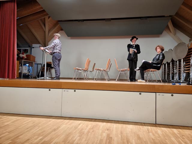 Pfarrer Matthias Jäggi als Busfahrer, Pfarreisseelsorgerin Christina Kessler als Buchhalter und Pfarrvikarin Stephanie Krieger als Engel (nicht im Bild: Erzählerin Pfarreiseelsorgerin Elisabeth Lindner)