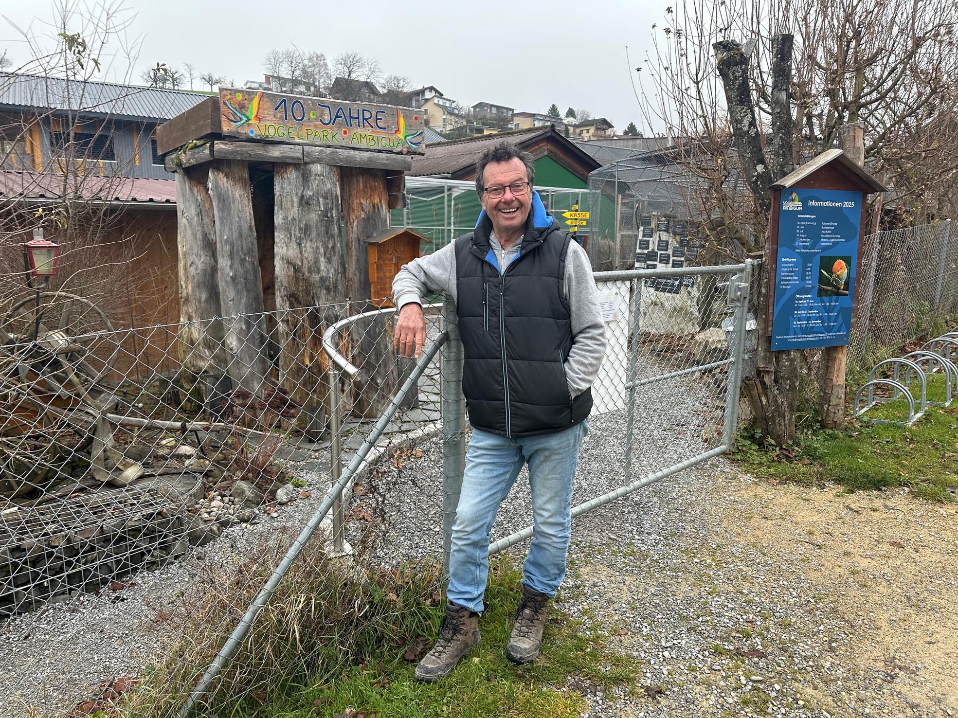 ogelparkgründer Rolf Lanz am Eingang seines Parks, mit dem er sich einen Lebenstraum erfüllt hat. Foto: Sonja Fasler