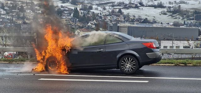 Sissach BL/Autobahn A2 -Fahrzeugbrand erfordert Feuerwehreinsatz