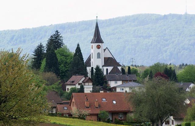 In Möhlin liegt die Christkatholische Kirche St. Leodegar auf einer Anhöhe beim Friedhof. Foto: zVg