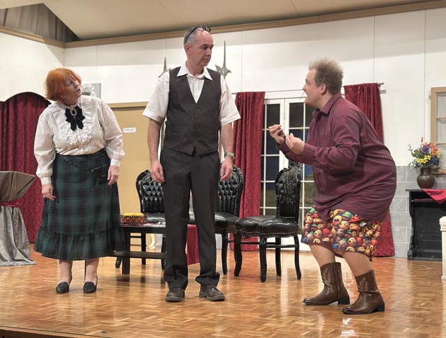 Barpianist Fidel Frenetico (rechts) ist mangels Hotelgästen chronisch unterbeschäftigt und geht allen gehörig auf den Geist – im wahrsten Sinne des Wortes. Foto: Sonja Fasler