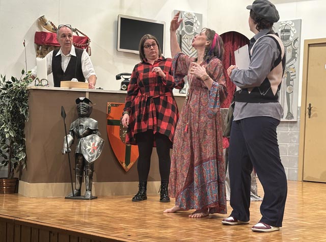 Weder Receptionist Joe Gispel noch Denise McQueen oder Radiofrau Belinda Taylor ist das Getue der «Spirituellen» geheuer. Foto: Sonja Fasler 