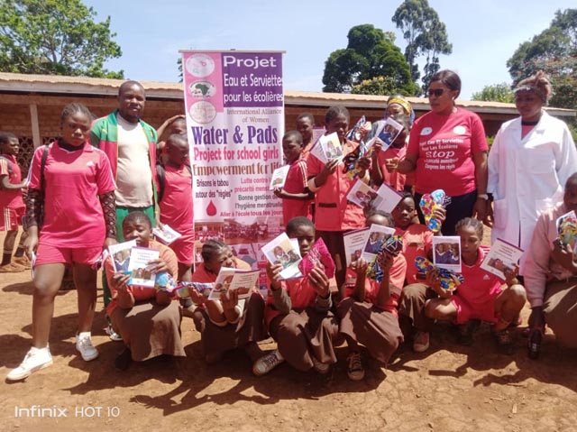 Gruppenfoto bei einem Eventtag an einer Schule in Kamerun Ende November 2024: Die Schülerinnen erhielten neben Broschüren auch wiederverwendbare Binden. Foto: zVg