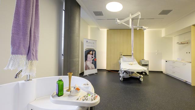 Blick in ein Gebärzimmer: Am 3. März werden hier die ersten Babys im Neubau auf die Welt kommen. Foto: zVg