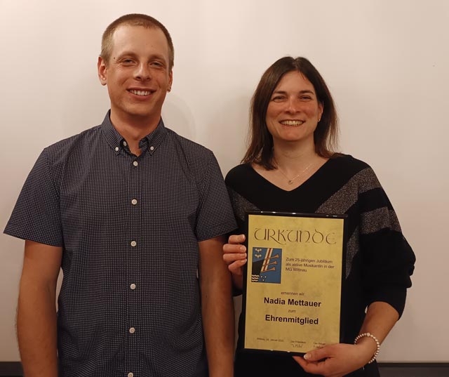 Präsident Jérôme Müller mit dem neuen Ehrenmitglied Nadja Mettauer. Foto: zVg