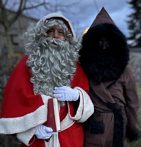 Grosszügige Spende dank Samichlaus und Schmutzli. Foto: zVg