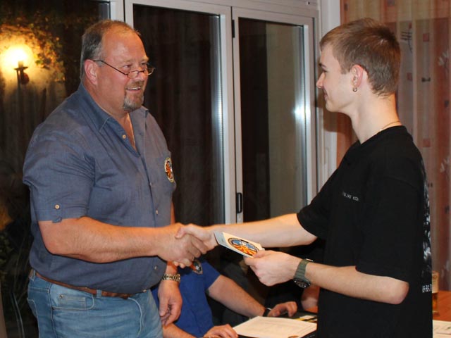 Der Präsident Martin Leuenberger begrüsst das neue Aktivmitglied Sylvan Leuenberger (rechts). Foto: zVg