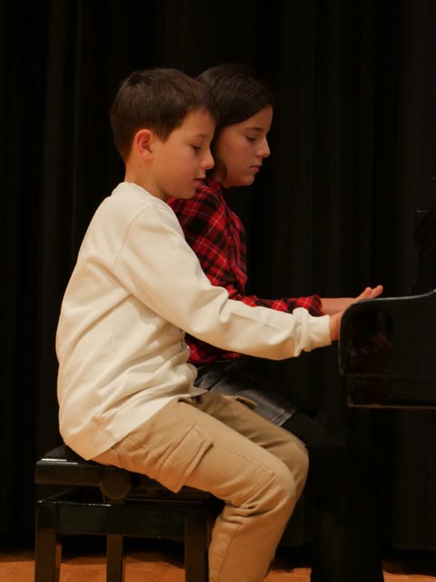 Albana und Gion Mirta beim vierhändigen Klavierspiel