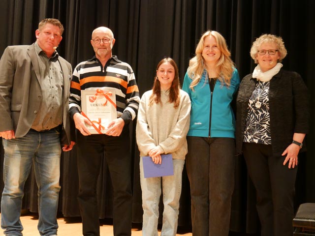 Von links: Gemeindeammann Beat Käser, Walter Leimgruber, Alina Porriciello, Sandra Leimgruber und Gemeinderätin Bernadette Ankli 