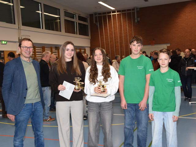 Vizeammann Ralf Dümpelmann, Jessica Acklin, Lina Caruso, Lukas Jeitziner und Yoan Meury (von links). Foto: Jörg Wägli