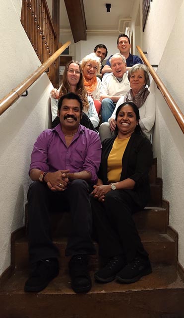 Die Mannschaft des «Bären» auf der Treppe des Hauses