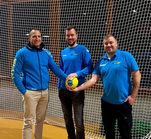 Von links: Daniel «Griech» Saridis (Sportchef), Adrian «Buur» Blaser, Roman «Römer» Brogli (Handballchef). Foto: zVg