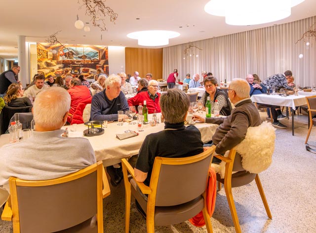 Gemütliche Stimmung an der Fondue-Stubete im Rinau Park.