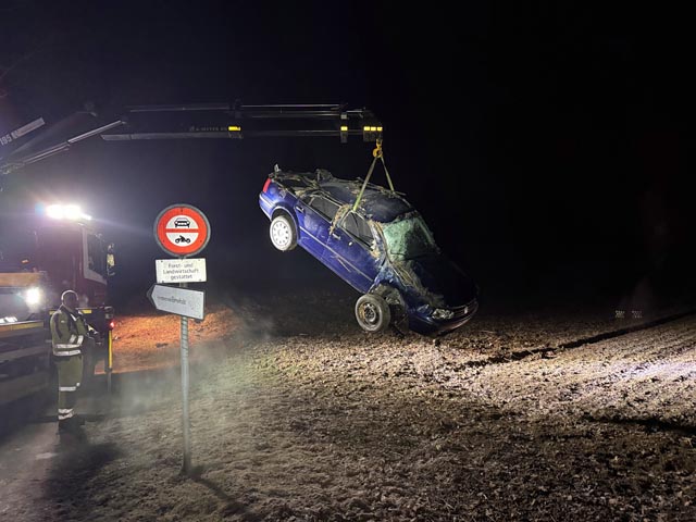 Nur mit leichten Verletzungen davon kam der Fahrer dieses Wagens.