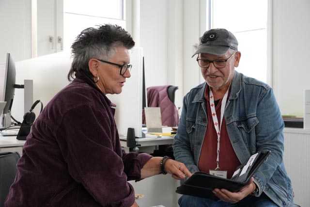 Wenn gerade Zeit bleibt, besucht Kurt Fischer die Regionalstelle des Roten Kreuzes Kanton Aargau. Dort bespricht er Anliegen mit den Mitarbeitenden oder unterhält sich bei einem Kaffee mit ihnen. Foto: zVg