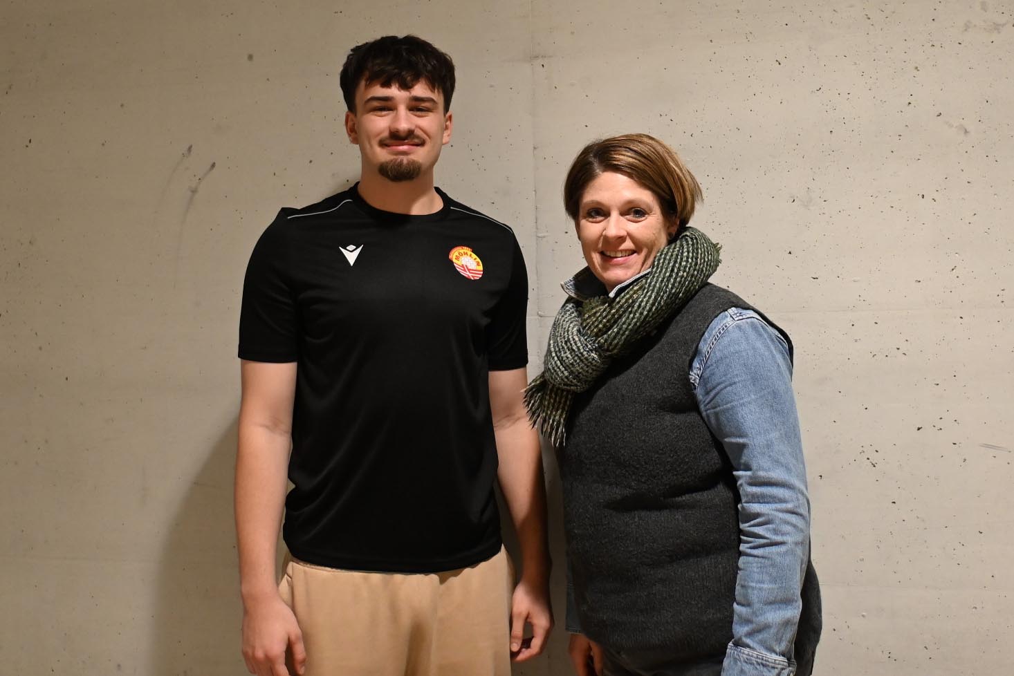 Präsidentin Sandra Herzog heisst Ardin Berisha im Steinli herzlich willkommen.