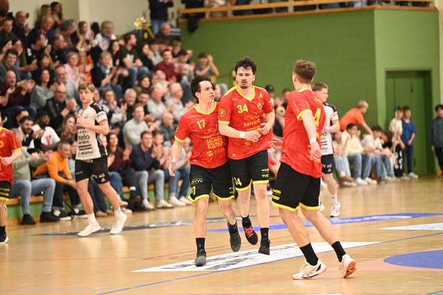 Grandi, Berisha und Ceppi freuen sich gemeinsam, der Sieg ist greifbar.