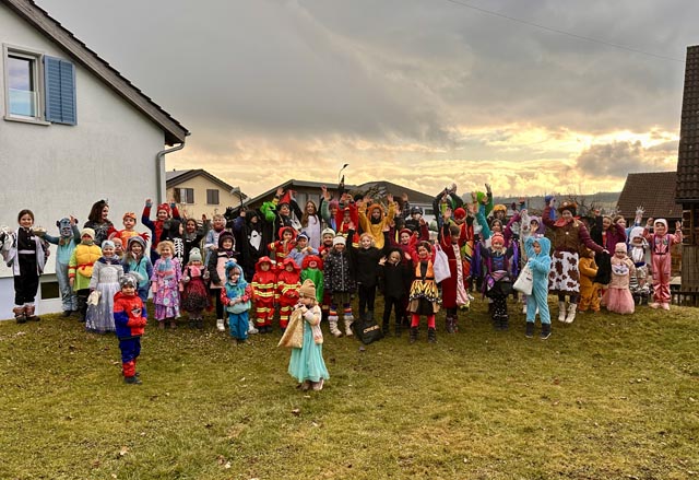 Ausgelassene Stimmung zum Fasnachtsauftakt in Oeschgen. Foto: zVg