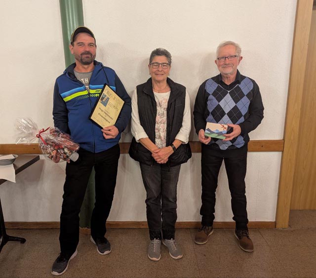 Benno Brogle wurde für 50 Jahre, Rita Walde für 35 Jahre und Hugo Hochreuter für 25 Jahre aktives Musizieren geehrt (von rechts).