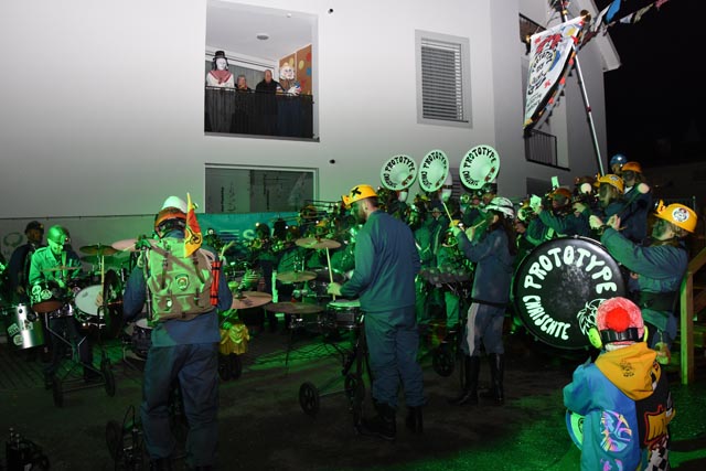 Schräge Töne mit der Guggenmusik Chaischter Prototype. Foto: Jörg Wägli