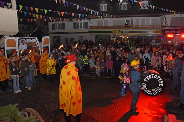 Viele Schaulustige wohnen der Freilassung bei. Foto: Jörg Wägli