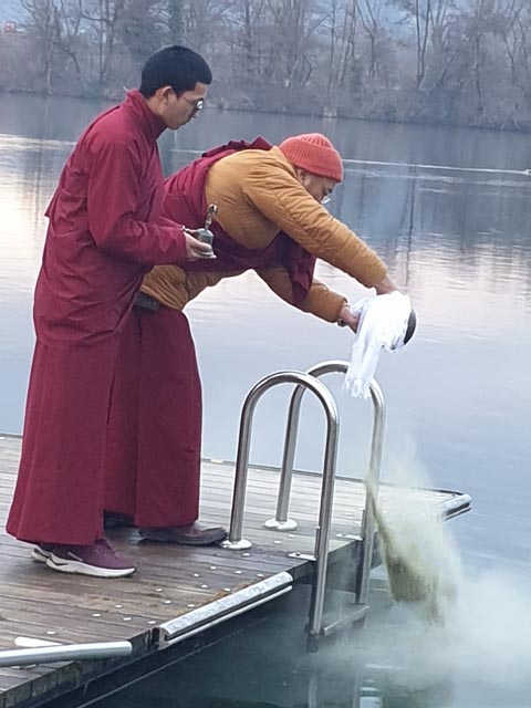 Unter grosser Anteilnahme der Bevölkerung übergaben die tibetischen Mönche das Sandmandala dem Rhein. 