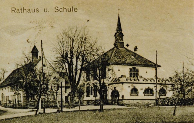 Schule und Rathaus. Foto: © R. Steiner