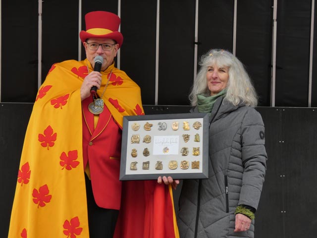 Der Narrenvater dankt Ehrennärrin Susanne Hörth für ihr langjähriges Engagement für die Chaschter Fasnacht. Foto: J;örg Wägli