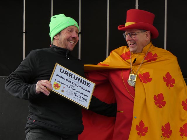 Marc Baltischwiler erhielt von Narrenvater Marco Zaugg das Chaischter Bürgerrecht. Foto: Jörg Wägli