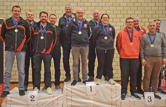 Die Medaillengewinner der Aargauer Gruppenmeisterschaft Pistole 10 m (von links): Klingnau, Fahrwangen und Baden. Foto: wr