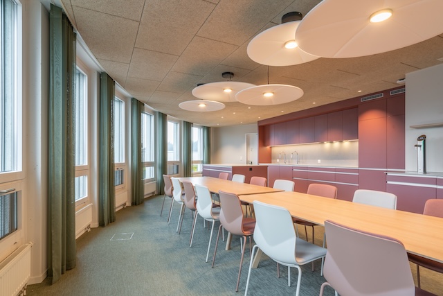 Im modernen Ess- und Aufenthaltsraum kocht das Team der Tagesklinik Barmelweid in Baden auch gemeinsam mit den Patientinnen und Patienten. Foto: zVg