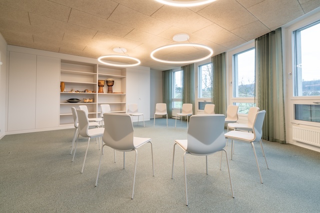 Im stilvollen Musiktherapie-Raum stehen verschiedene Instrumente zur Verfügung. Foto: zVg