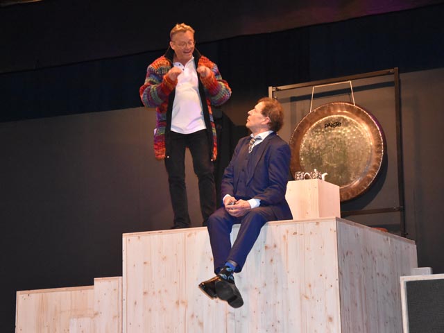 Philipp Röthlisberger (links, Beat Wormstetter) nimmt Kontakt zum Achtsamkeits-Therapeut Lukas Bachmann (Frank Stoll) auf. Foto: Jörg Wägli