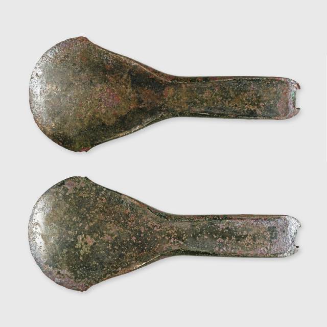 Das neu entdeckte, massive Bronzebeil aus Burg i.L. Vorder- und Rückseite, Länge rund 22 Zentimeter. Foto: Archäologie Baselland.