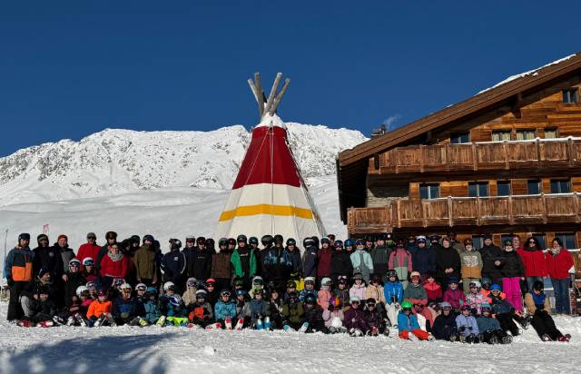 Gruppenbild des Schneelagers 2026. Foto: zVg