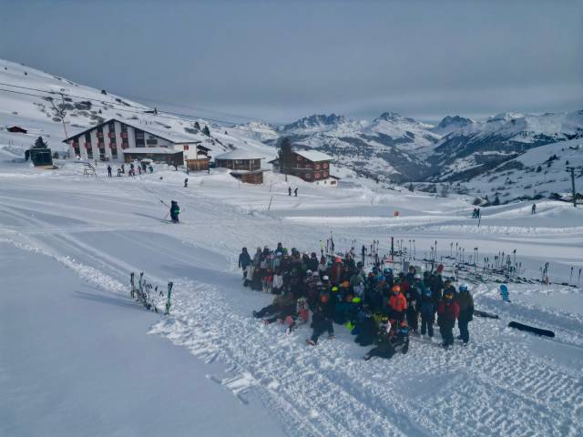 Gute Stimmung im Schneesportlager der Kreisschule Unteres Fricktal. Foto: zVg  