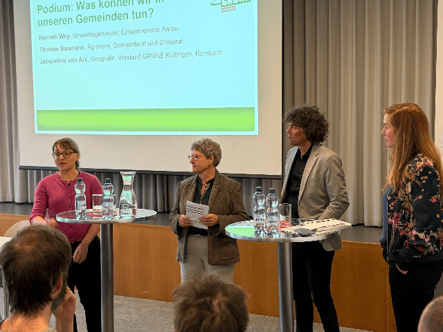 Podium «Was können wir in unseren Gemeinden tun?» (von links): Hannah Wey (Umweltingenieurin, Einwohnerrätin Aarau), Christine Ziegler (Vorstand Grünr Aargau), Thomas Baumann (Agronom, Gemeinderat Suhr und Grossrat), Jacqueline von Arx (Geografin, Vorstand Grüne Küttigen Rombach). Foto: zVg