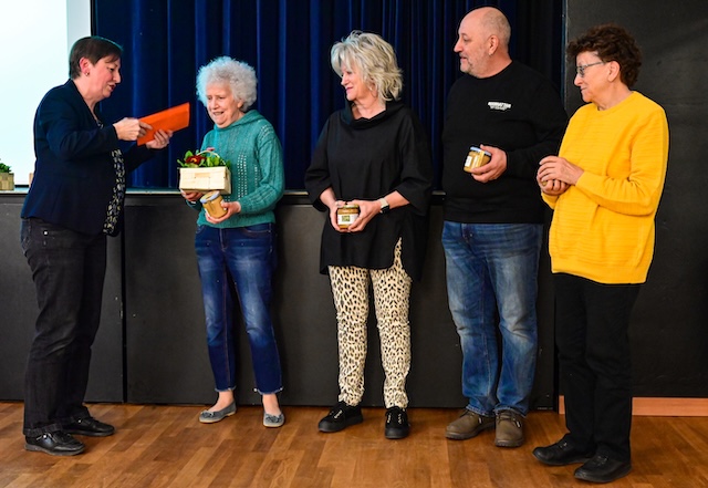 Die Vermittler-/innen erhalten ein Glas Honig und Marianne Vogler erhält nach 10 Jahren Einsatz als Vermittlerin Blumen; von links: Cordula Vogler, Marianne Vogler, Marina Herzog, René Würgler, Helen Maurer. Foto: Marianne Füglistaller