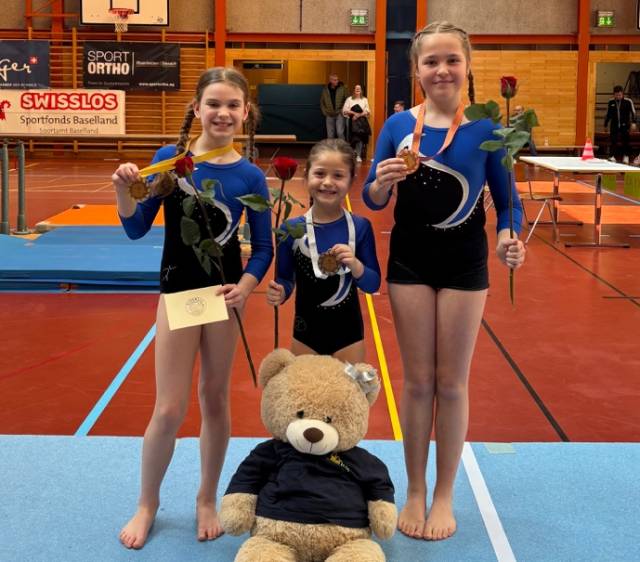 Erfolgreiche Turnerinnen, von links: Livia Freiermuth, Jolina Gysin und Ina Baumberger