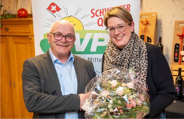 Der Präsident der SVP Bezirk Rheinfelden, Andy Steinacher, mit Désirée Stutz, der neuen Gerichtpräsidentin am Bezirksgericht Rheinfelden