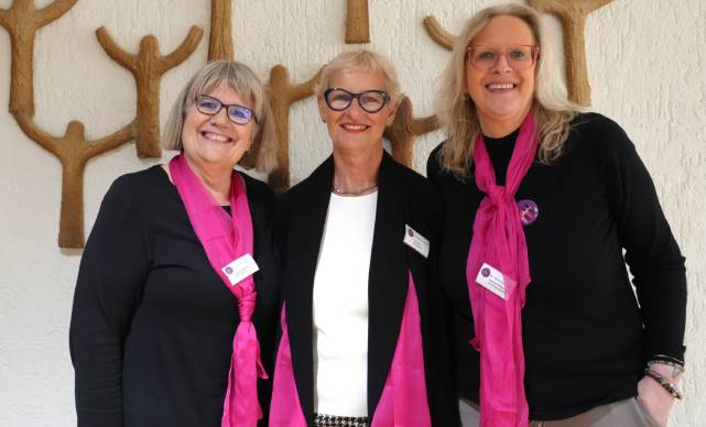 Die neuen Co-Präsidentinnen Evelyne Wernli (links) und Sandra Blasucci (rechts) mit der abtretenden Präsidentin Pia Viel.