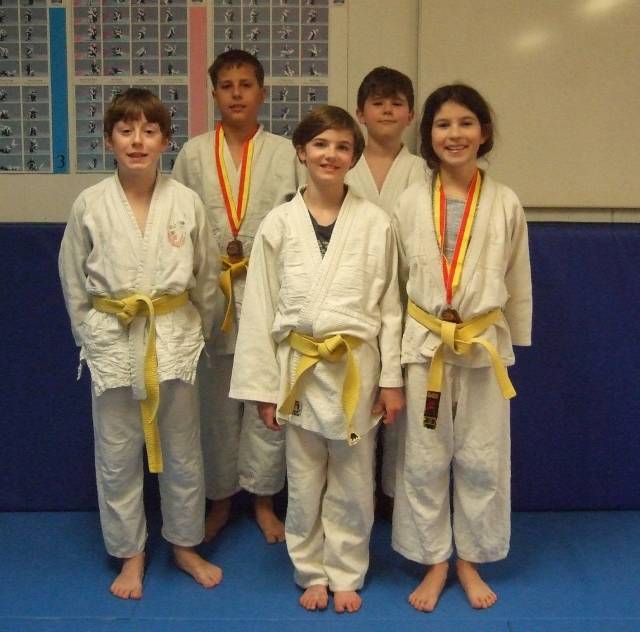 Erfolgreich: Die jungen Möhliner Judokas. Nicht auf dem Gruppenfoto vertreten sind die beiden Silbermedaillengewinner Rio Wendelspiess und Silas Duplain.